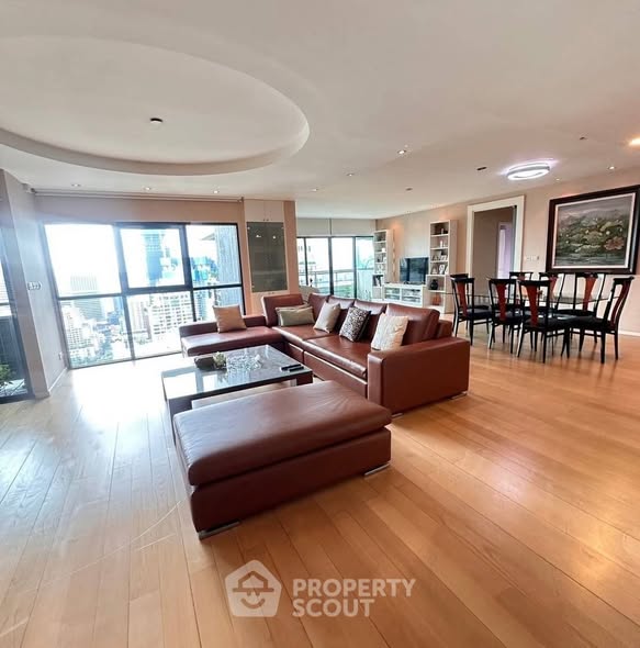 living room and room interior of SiS at Sathorn, St Louis