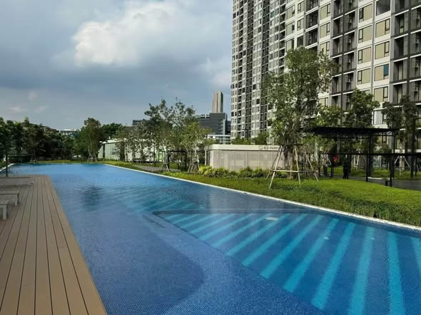 pool of Skyrise Avenue Sukhumvit 64