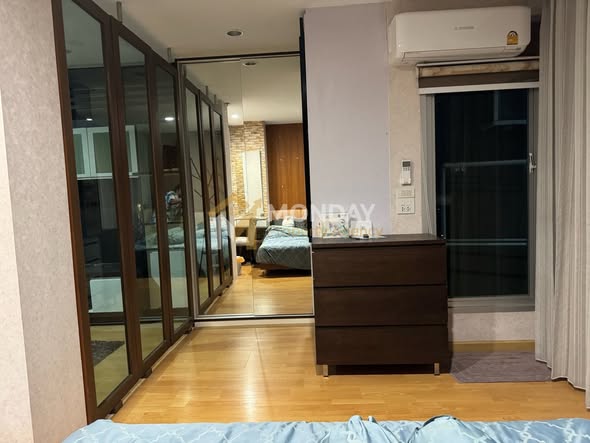 bedroom and room interior of St Louis Grand Terrace