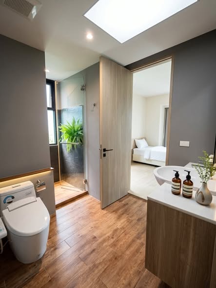 room interior and bathroom of Sukhumvit 31