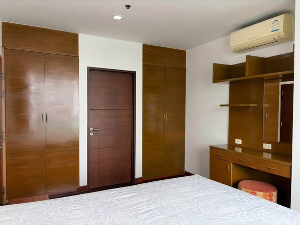 bedroom and room interior of Sukhumvit City Resort