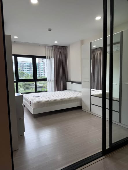 bedroom and room interior of Supalai City Resort Sukhumvit 107