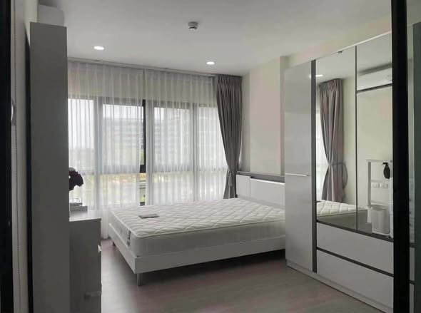 bedroom and room interior of Supalai City Resort Sukhumvit 107