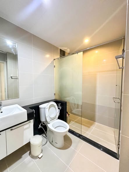 bathroom of Supalai Lite Sathorn-Charoenrat Condo