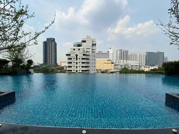 pool of Supalai Loft Talat Phlu Station