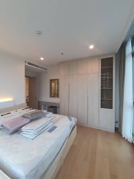 bedroom and room interior of Supalai Oriental Sukhumvit 39