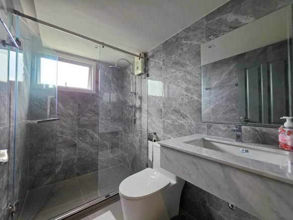 room interior and bathroom of Supalai Park Ekkamai – Thonglor