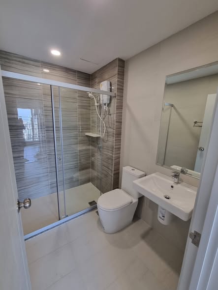 room interior and bathroom of Supalai Veranda Ramkhamhaeng