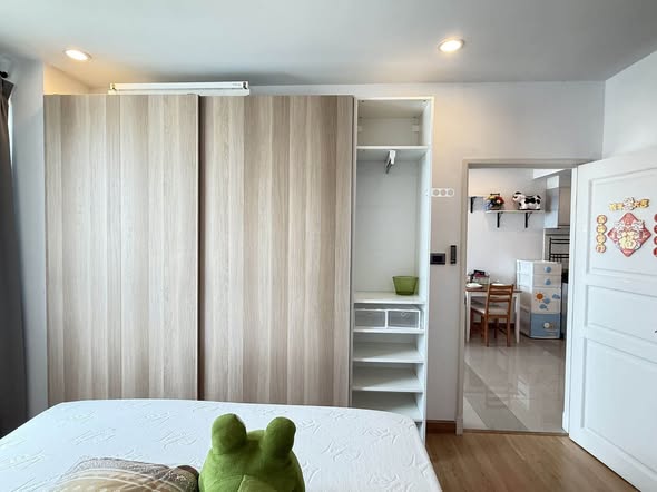 bedroom and room interior of Supalai Wellington