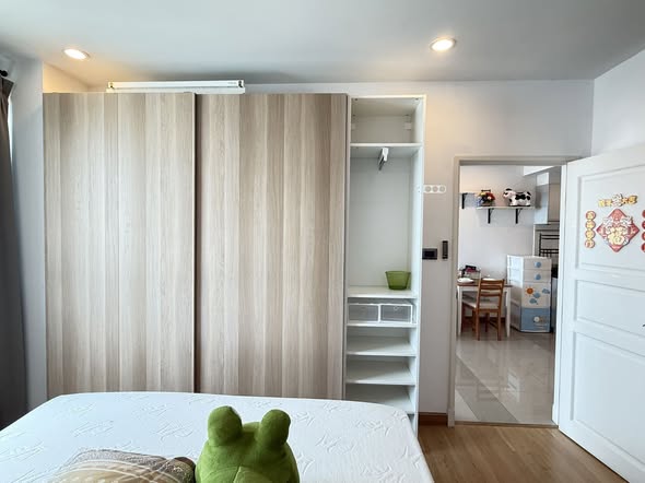 bedroom and room interior of Supalai Wellington