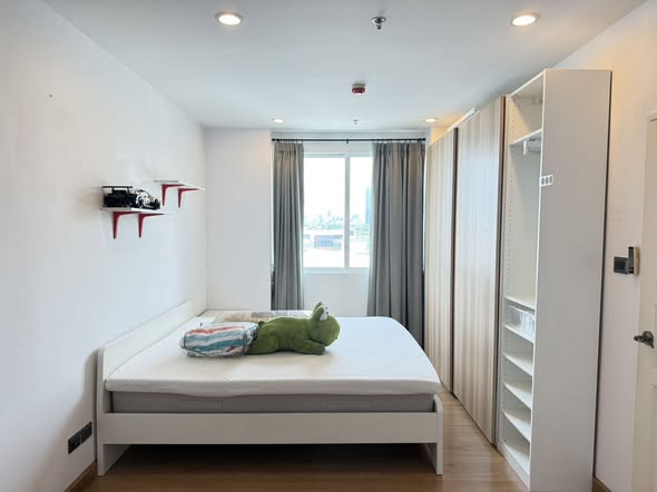 bedroom and room interior of Supalai Wellington