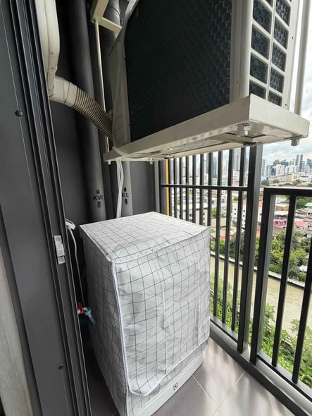 bathroom of THE BASE Phetchaburi-Thonglor เดอะ เบส เพชรบุรี – ทองหล่อ