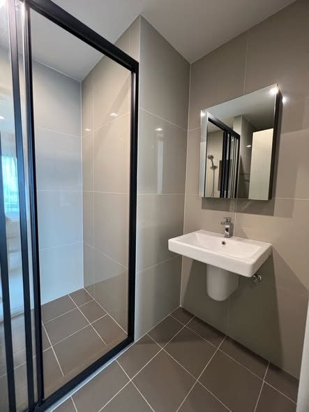 room interior and bathroom of THE BASE Phetchaburi-Thonglor เดอะ เบส เพชรบุรี – ทองหล่อ