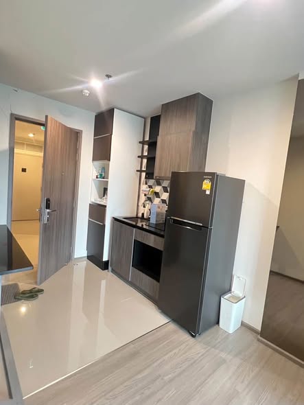 room interior and kitchen of THE BASE Phetchaburi-Thonglor เดอะ เบส เพชรบุรี – ทองหล่อ