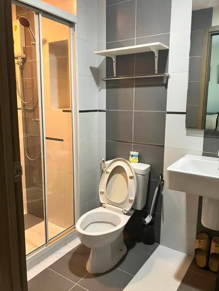 bathroom of THE BASE Sukhumvit 77