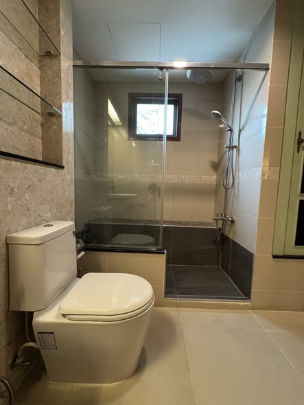 bathroom of The Crest Ruamrudee