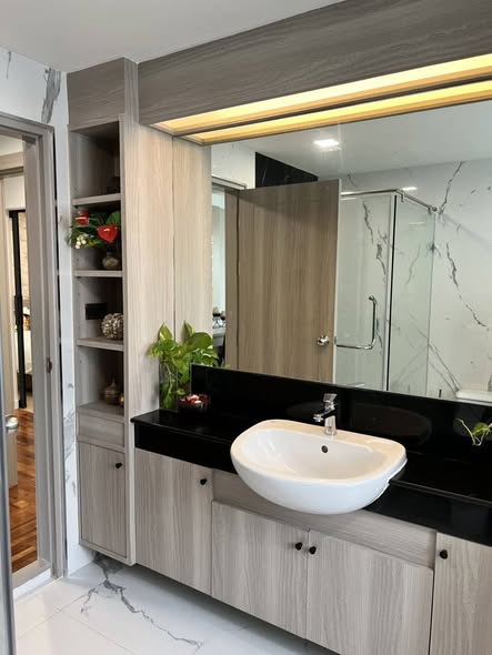 room interior and bathroom of The Crest Sukhumvit 34
