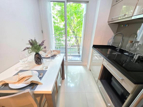 kitchen of The Crest Sukhumvit 49