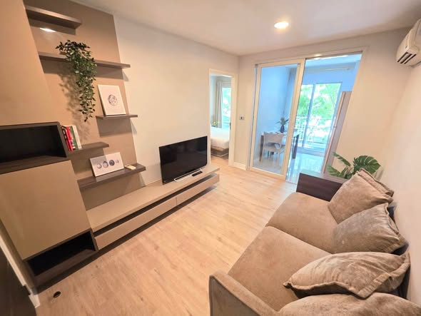 living room of The Crest Sukhumvit 49