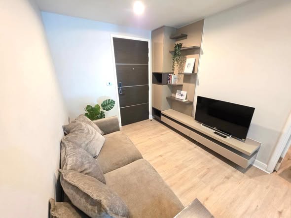 living room of The Crest Sukhumvit 49