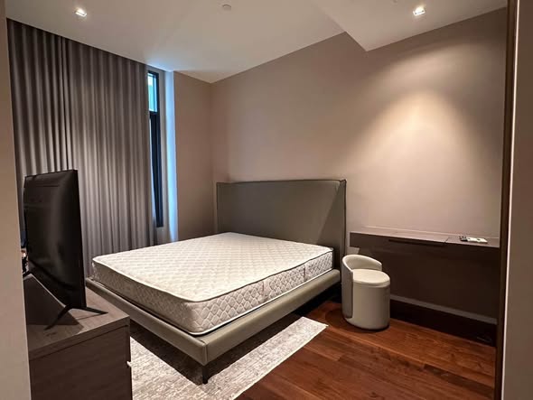 bedroom of The Diplomat 39