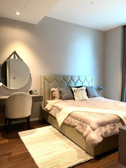 bedroom of The Diplomat 39