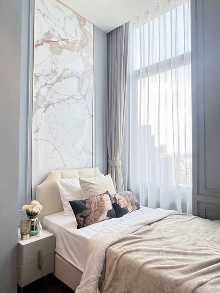 bedroom of The Diplomat 39
