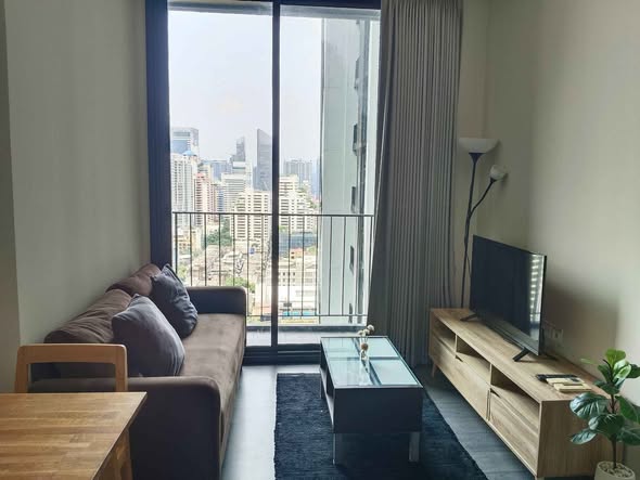 living room of The Edge Sukhumvit 23