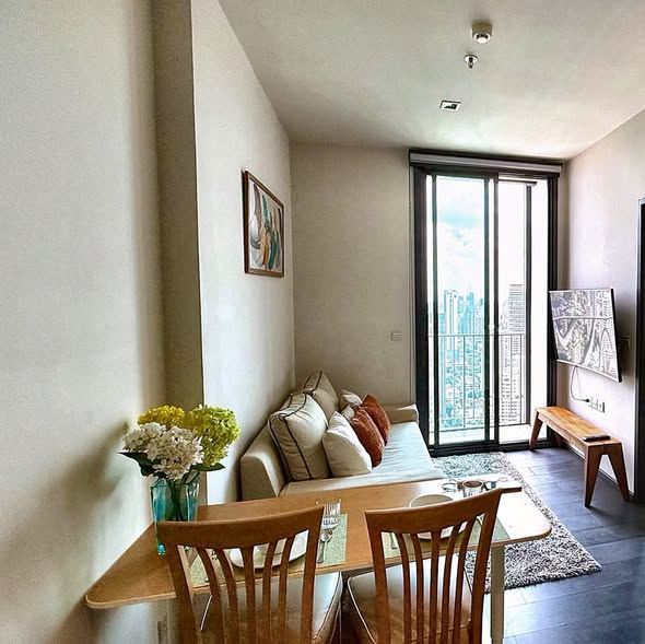 living room of The Edge Sukhumvit 23