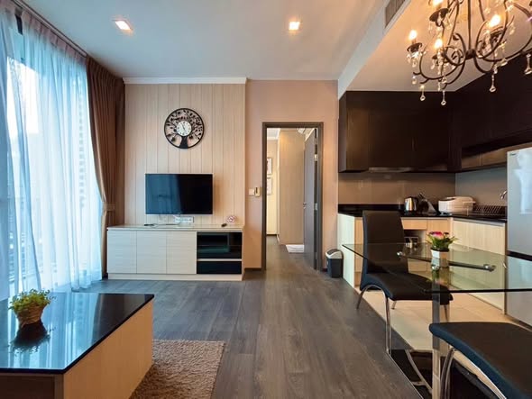 living room and bedroom of The Edge Sukhumvit 23