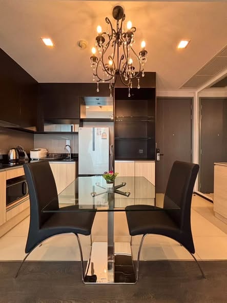 room interior and bathroom of The Edge Sukhumvit 23