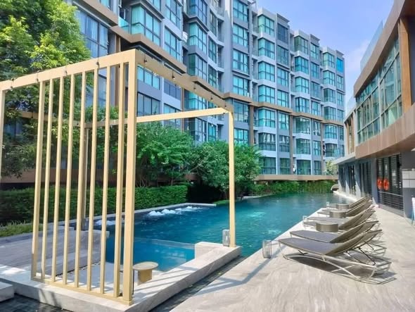 pool of The Excel Hideaway Sukhumvit 71
