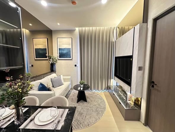 living room and bedroom of THE EXTRO Phayathai-Rangnam