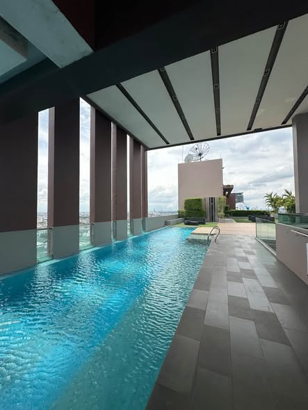 pool of The Gallery Bearing
