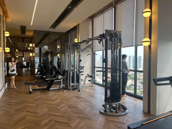 The Issara Sathorn (ดิ อิสสระ สาทร)