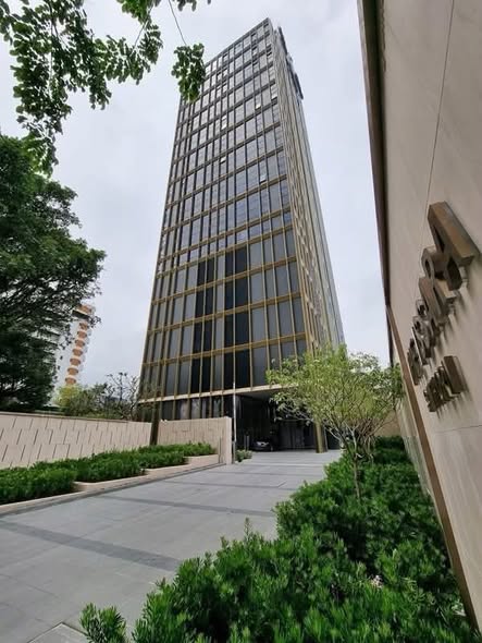 The Issara Sathorn (ดิ อิสสระ สาทร)