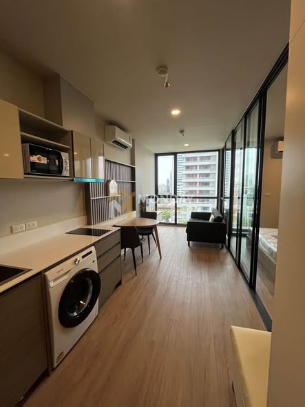 The Issara Sathorn (ดิ อิสสระ สาทร)