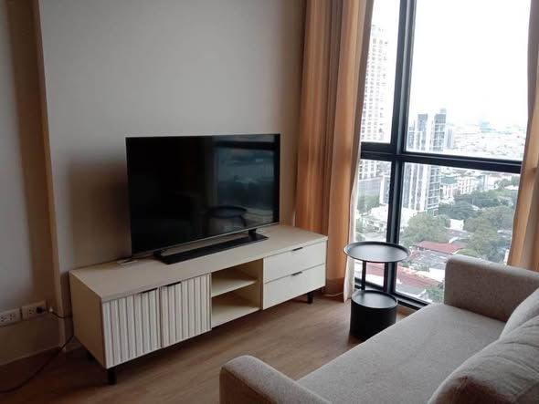 living room of The Issara Sathorn (ดิ อิสสระ สาทร)