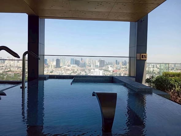 pool of The Issara Sathorn (ดิ อิสสระ สาทร)