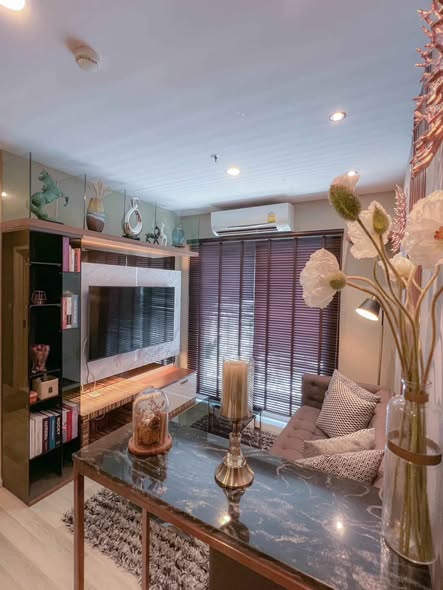 bedroom and living room of The Key Sathon-Charoen Rat