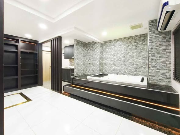 bathroom of The kris 3