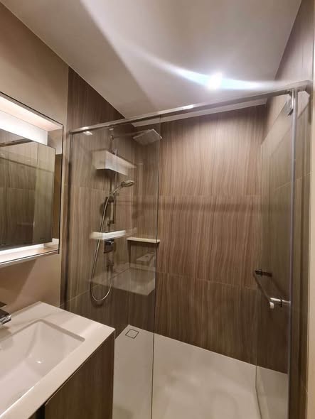 room interior and bathroom of THE LINE Phahon-Pradipat