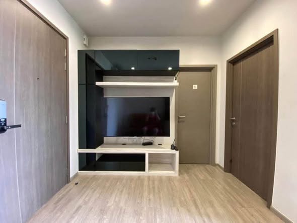 bedroom and room interior of THE LINE Wongsawang