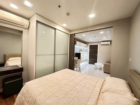 bedroom of The Metropolis Samrong