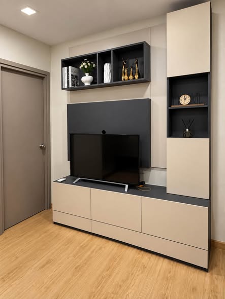 room interior and bathroom of The Politan Breeze : เดอะ โพลิแทน บรีซ