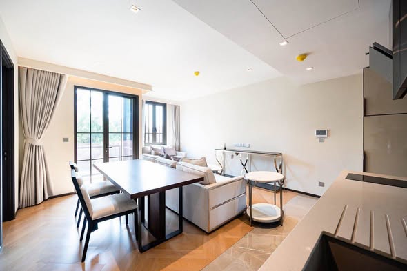 room interior and kitchen of The Reserve Sukhumvit 61