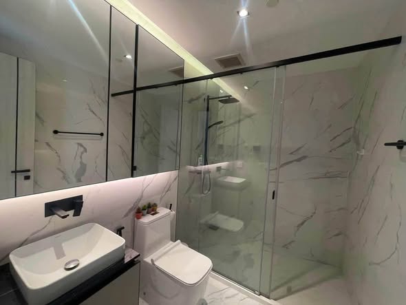 bathroom of The Room Phaya Thai