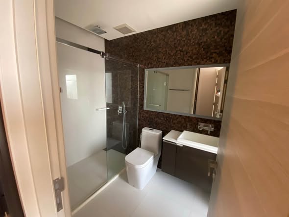 bathroom of The Room Sathon @ St. Louis