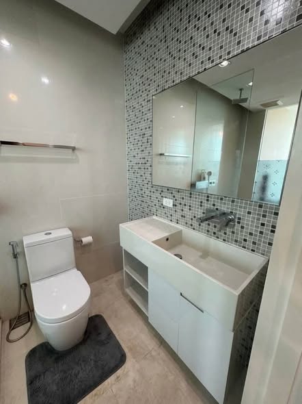 bathroom of The Room Sukhumvit 21