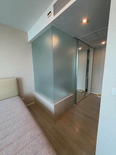 bedroom and room interior of The Room Sukhumvit 21